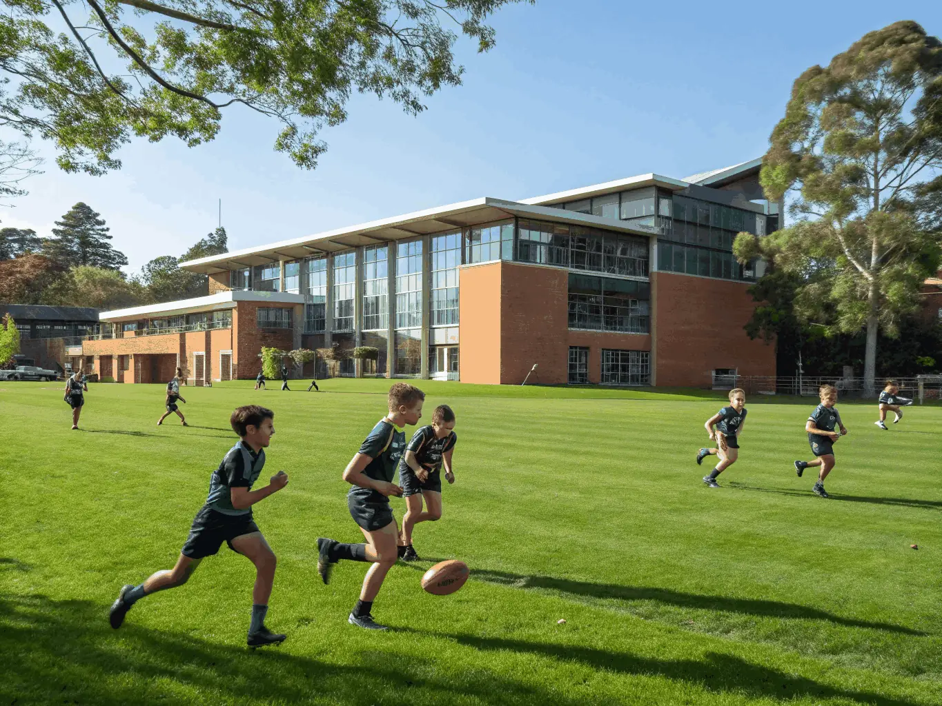 A diverse group of students from ASS SPORTIVE COLLEGE ENSEIGNEMENT SECONDAIRE SOYAUX are working together during a soccer practice, demonstrating effective communication and collaboration.